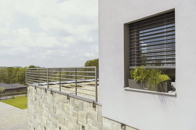 Plot, brána i zábradlí Airy (rodinný dům, Karviná)

Rozlehlý pozemek domu je otevřený. Rámuje jej plot&nbsp;z designové řady&nbsp;Airy a vjezdu dominuje…