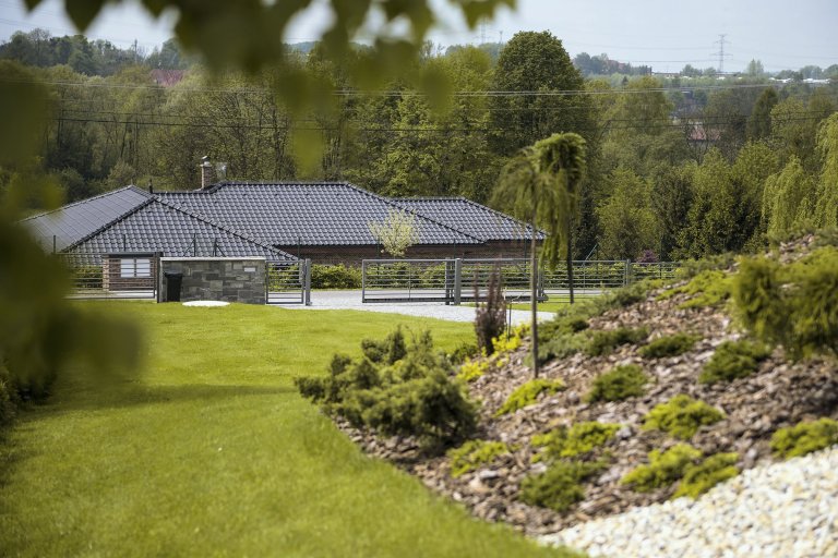 Plot, brána i zábradlí Airy (rodinný dům, Karviná)

Rozlehlý pozemek domu je otevřený. Rámuje jej plot&nbsp;z designové řady&nbsp;Airy a vjezdu dominuje…