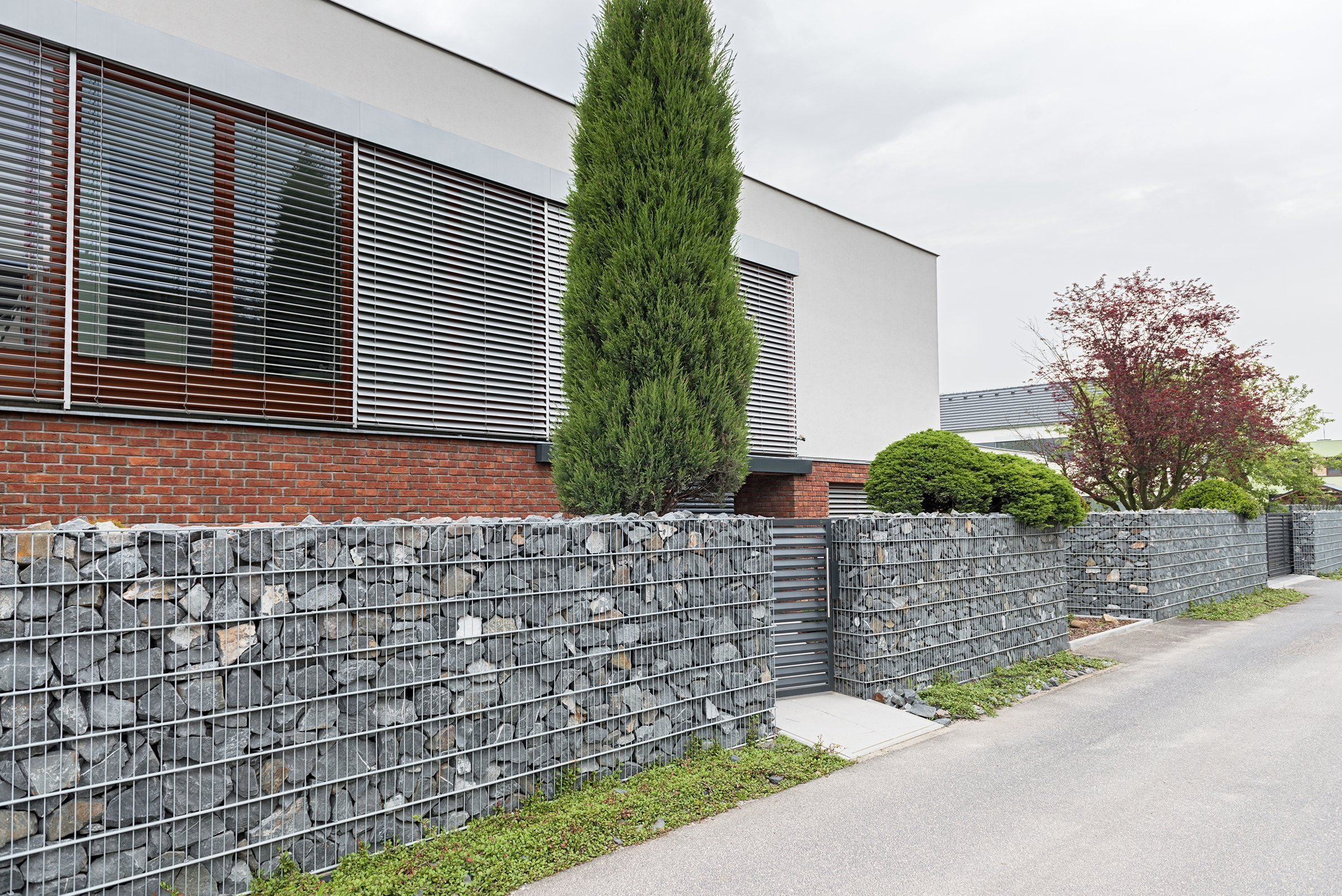 Gabion&nbsp;Rock s&nbsp;bránou a brankou&nbsp;Half (rodinný dům, Bohumín).

Šlo o rozsáhlou rekonstrukci prostorného domu, která byla ve všech ohledech…