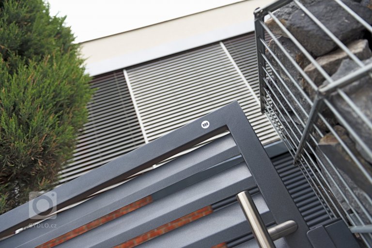 add picture to album