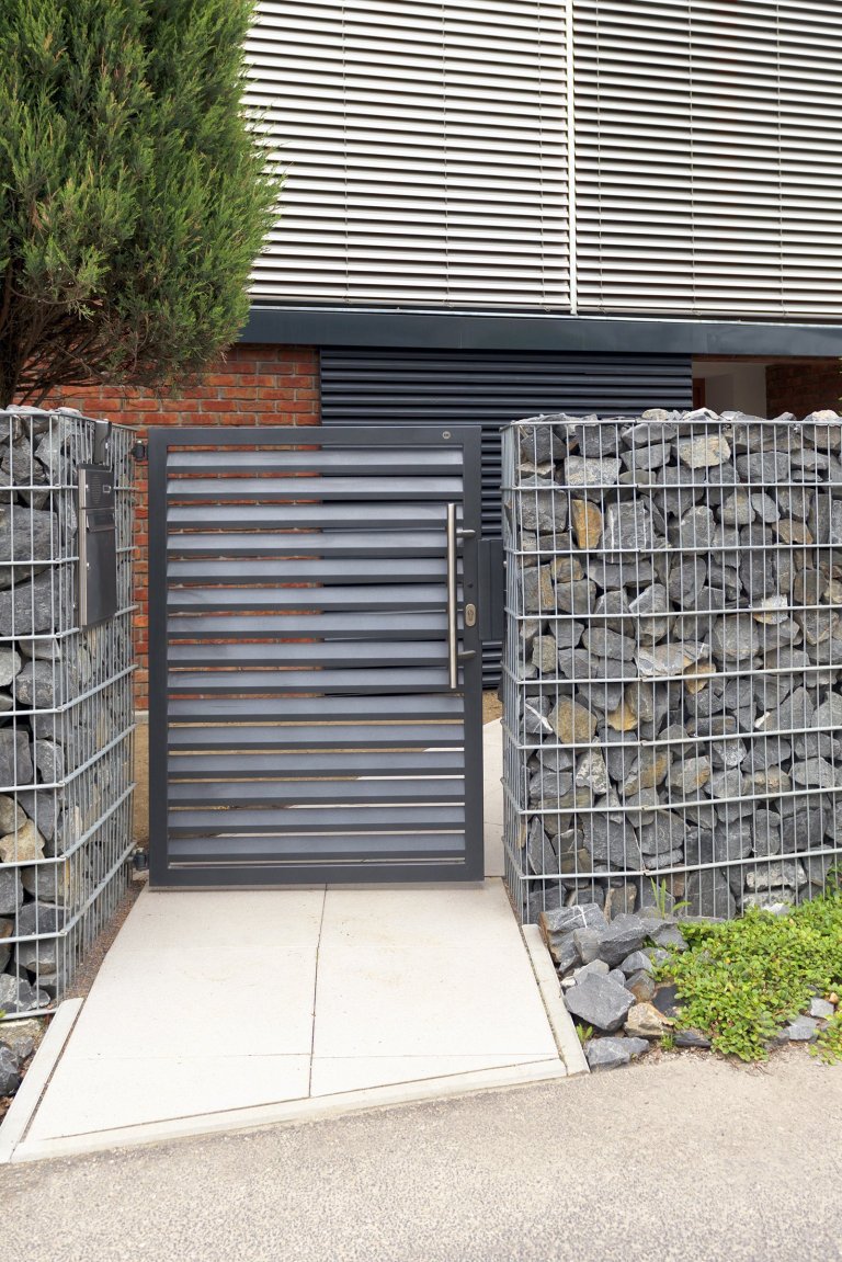 Gabion&nbsp;Rock s&nbsp;bránou a brankou&nbsp;Half (rodinný dům, Bohumín).

Šlo o rozsáhlou rekonstrukci prostorného domu, která byla ve všech ohledech…