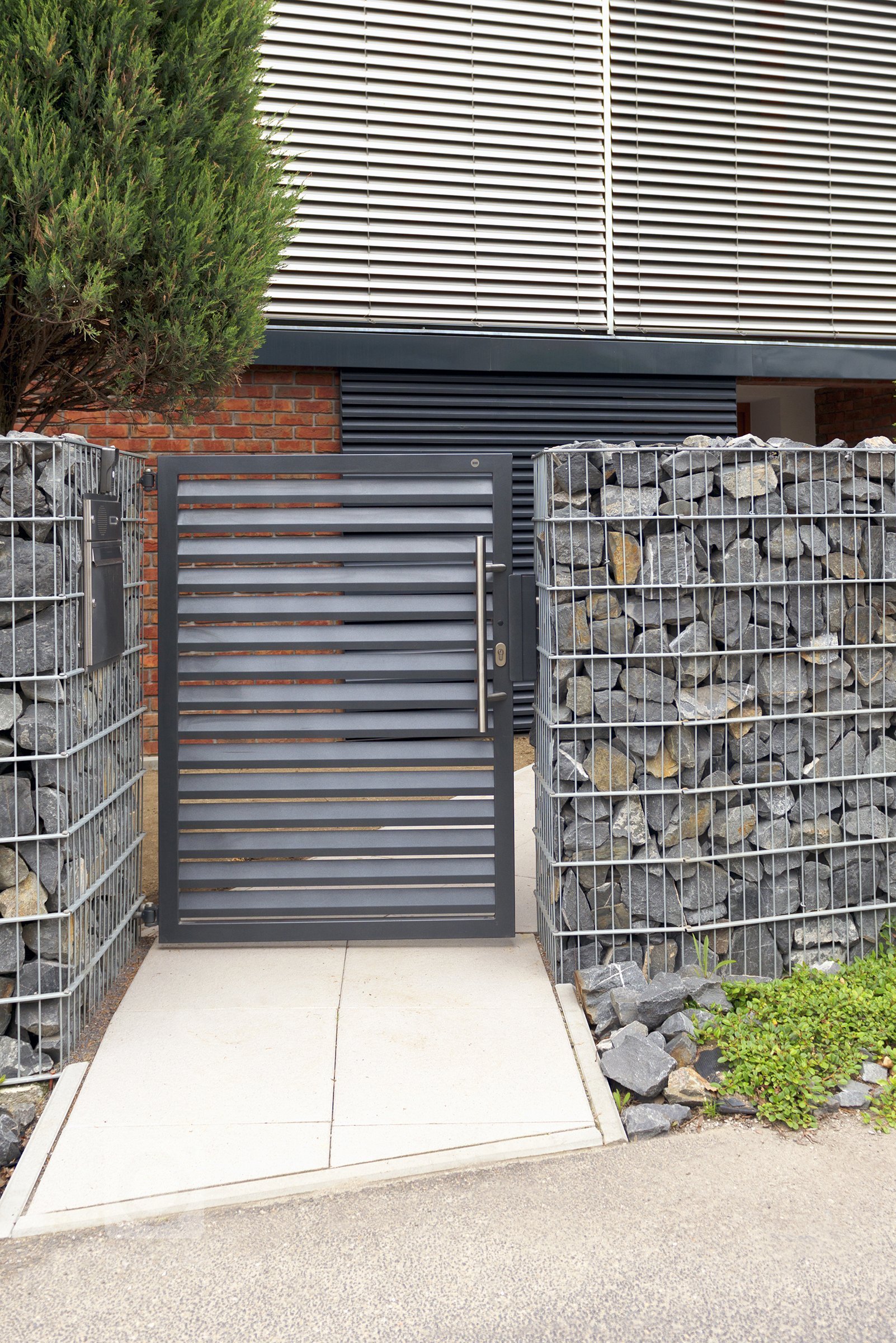 Gabion&nbsp;Rock s&nbsp;bránou a brankou&nbsp;Half (rodinný dům, Bohumín).

Šlo o rozsáhlou rekonstrukci prostorného domu, která byla ve všech ohledech…