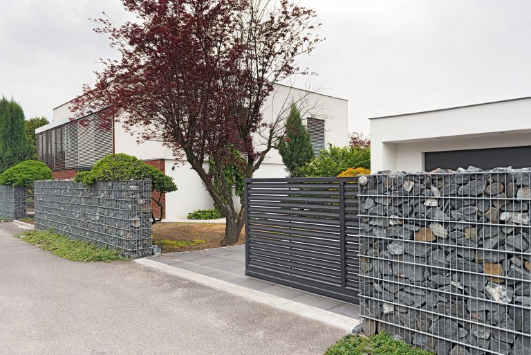 Gabion&nbsp;Rock s&nbsp;bránou a brankou&nbsp;Half (rodinný dům, Bohumín).

Šlo o rozsáhlou rekonstrukci prostorného domu, která byla ve všech ohledech…