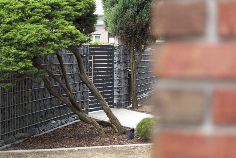 Gabion&nbsp;Rock s&nbsp;bránou a brankou&nbsp;Half (rodinný dům, Bohumín).

Šlo o rozsáhlou rekonstrukci prostorného domu, která byla ve všech ohledech…