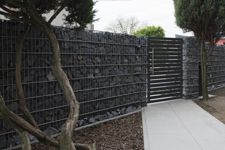 Gabion&nbsp;Rock s&nbsp;bránou a brankou&nbsp;Half (rodinný dům, Bohumín).

Šlo o rozsáhlou rekonstrukci prostorného domu, která byla ve všech ohledech…