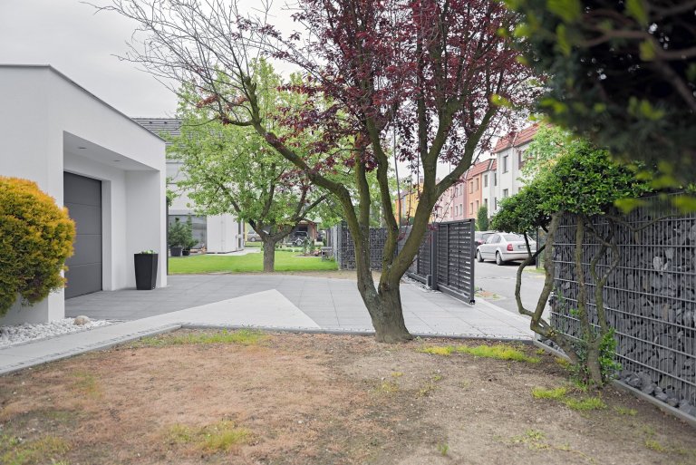 Gabion&nbsp;Rock s&nbsp;bránou a brankou&nbsp;Half (rodinný dům, Bohumín).

Šlo o rozsáhlou rekonstrukci prostorného domu, která byla ve všech ohledech…