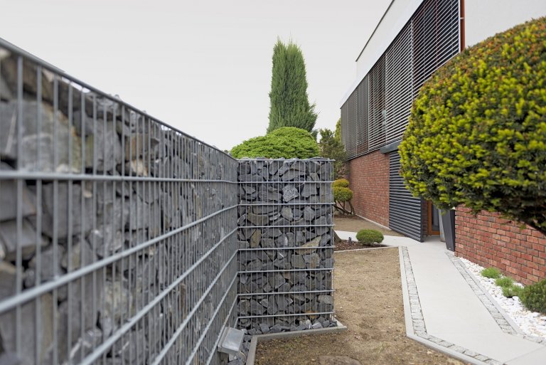 Gabion&nbsp;Rock s&nbsp;bránou a brankou&nbsp;Half (rodinný dům, Bohumín).

Šlo o rozsáhlou rekonstrukci prostorného domu, která byla ve všech ohledech…