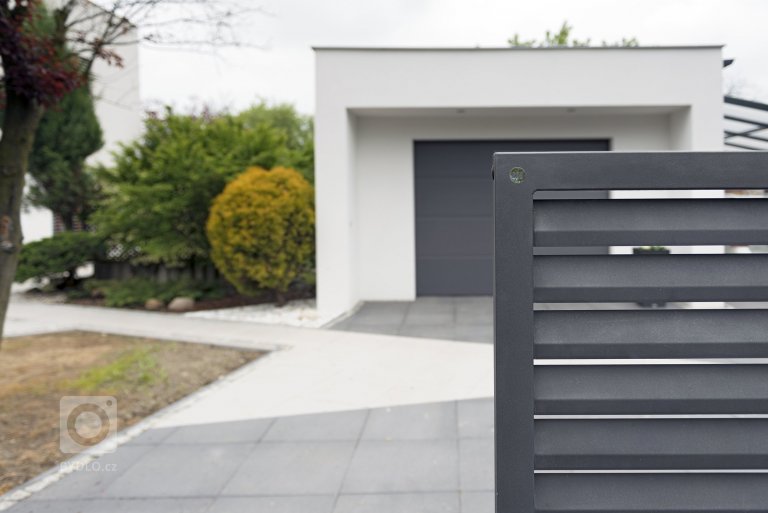 add picture to album