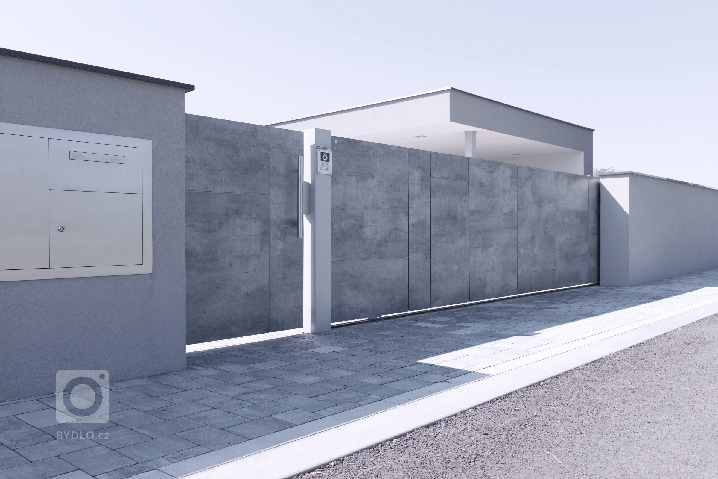 Vjezd k domu z řady Full (rodinný dům, Frýdek-Místek).

Ploty řady Full mohou mít díky materiálu prakticky jakýkoliv vzhled. Obkladové desky jsou&nbsp;z…