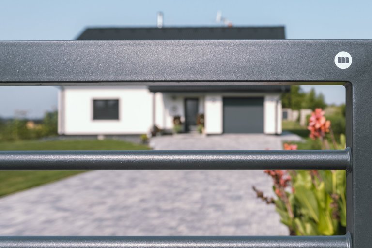 Dvoukřídlá brána Airy s brankou a gabiony

Když na umístění klasické klasické posuvné brány, která se otevírá do strany, je nasnadě sáhnout po jiném řešení.…