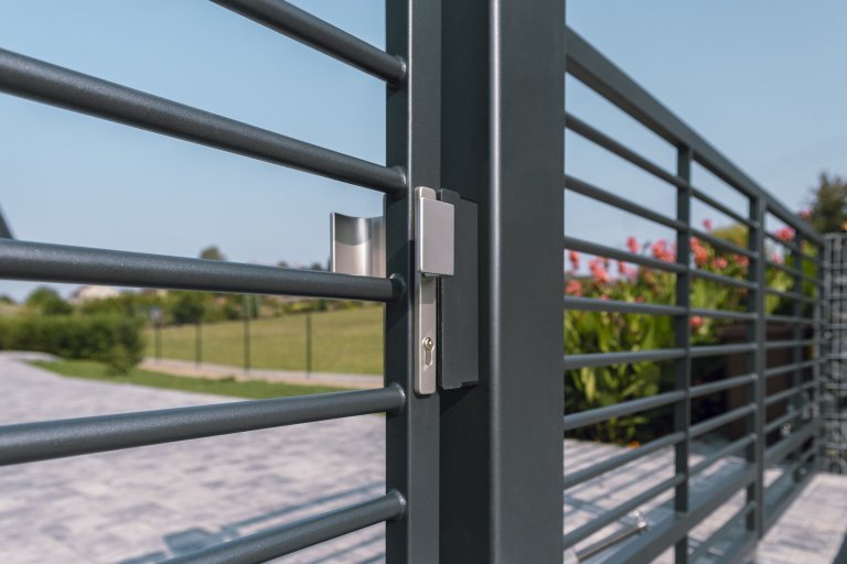 Dvoukřídlá brána Airy s brankou a gabiony

Když na umístění klasické klasické posuvné brány, která se otevírá do strany, je nasnadě sáhnout po jiném řešení.…
