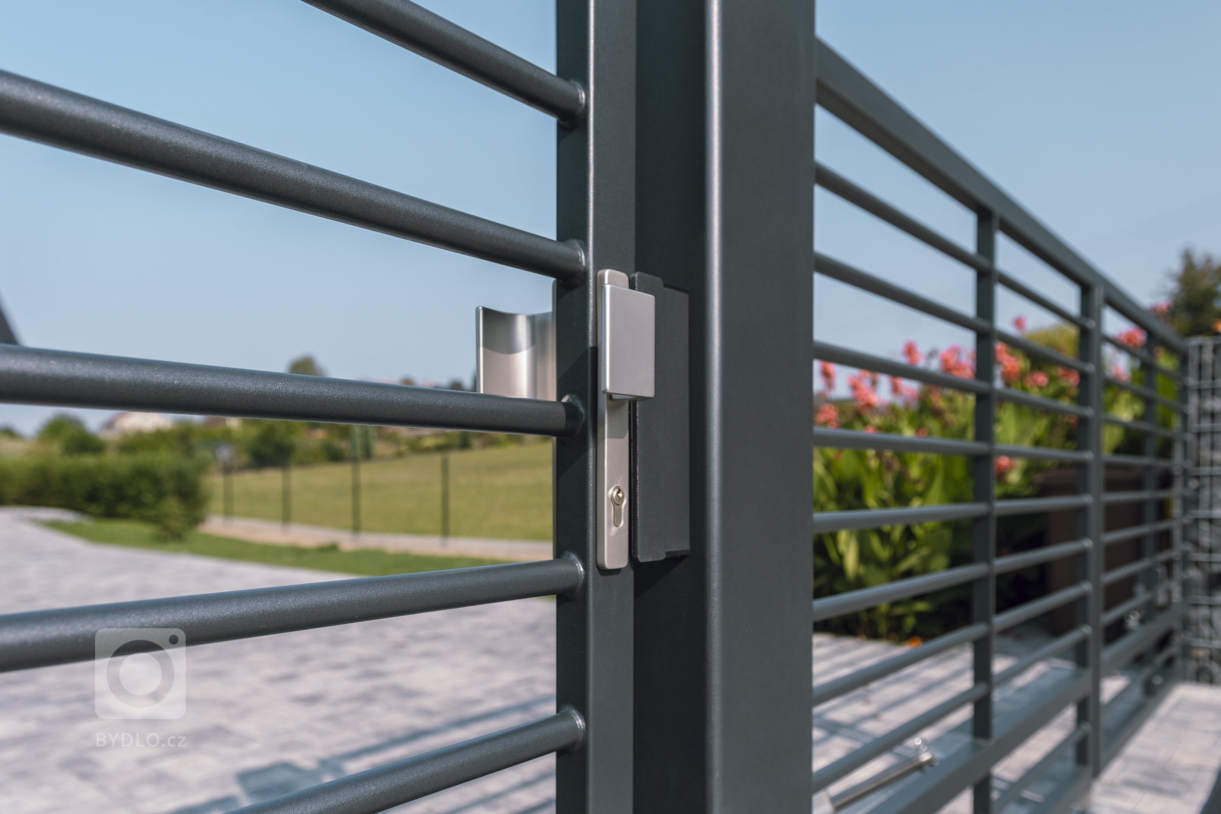 Dvoukřídlá brána Airy s brankou a gabiony

Když na umístění klasické klasické posuvné brány, která se otevírá do strany, je nasnadě sáhnout po jiném řešení.…