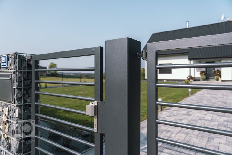 add picture to album