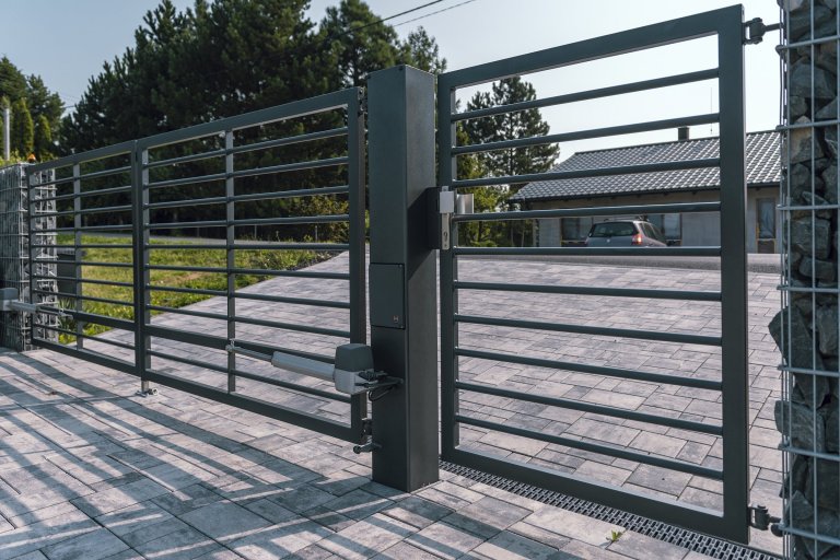 Dvoukřídlá brána Airy s brankou a gabiony

Když na umístění klasické klasické posuvné brány, která se otevírá do strany, je nasnadě sáhnout po jiném řešení.…