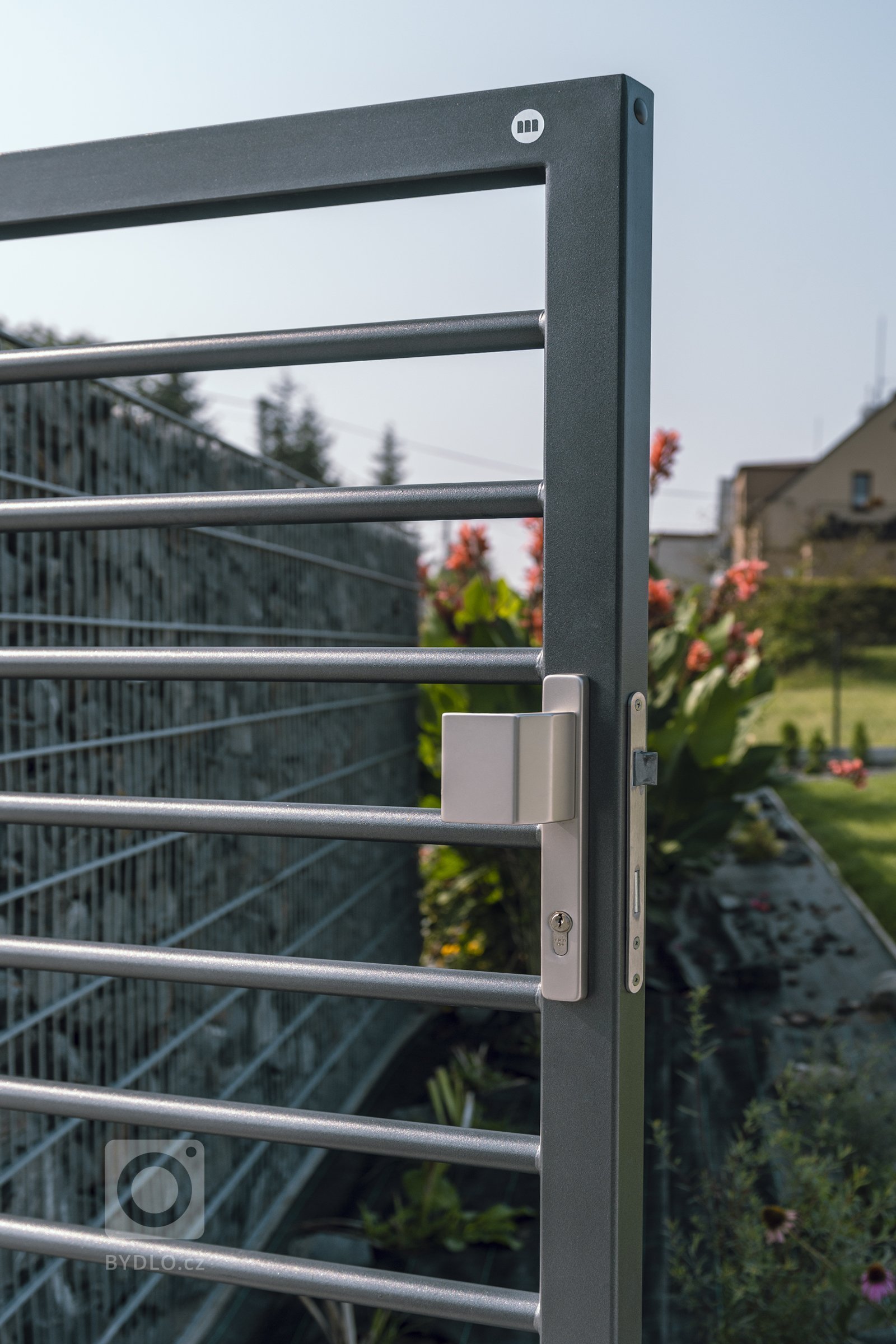 Dvoukřídlá brána Airy s brankou a gabiony

Když na umístění klasické klasické posuvné brány, která se otevírá do strany, je nasnadě sáhnout po jiném řešení.…