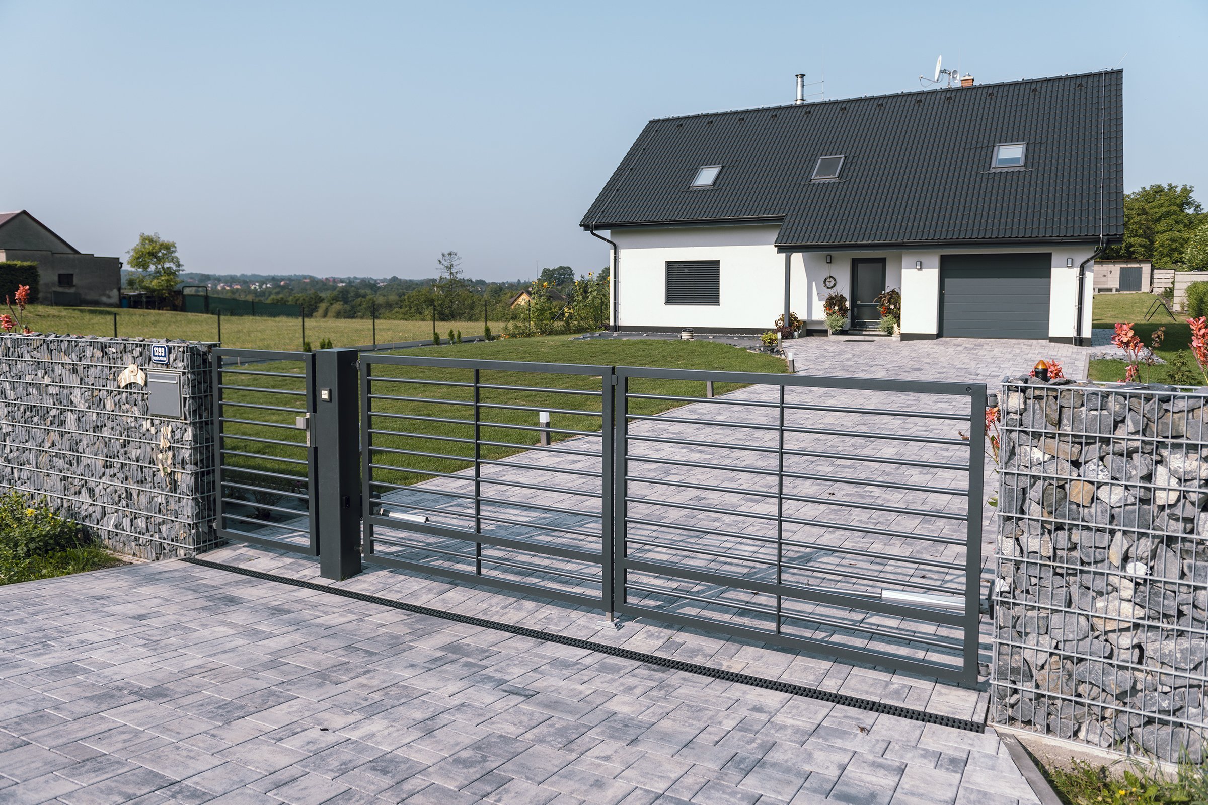 Dvoukřídlá brána Airy s brankou a gabiony
Když na umístění klasické klasické posuvné brány, která se otevírá do strany, je nasnadě sáhnout po jiném řešení.…