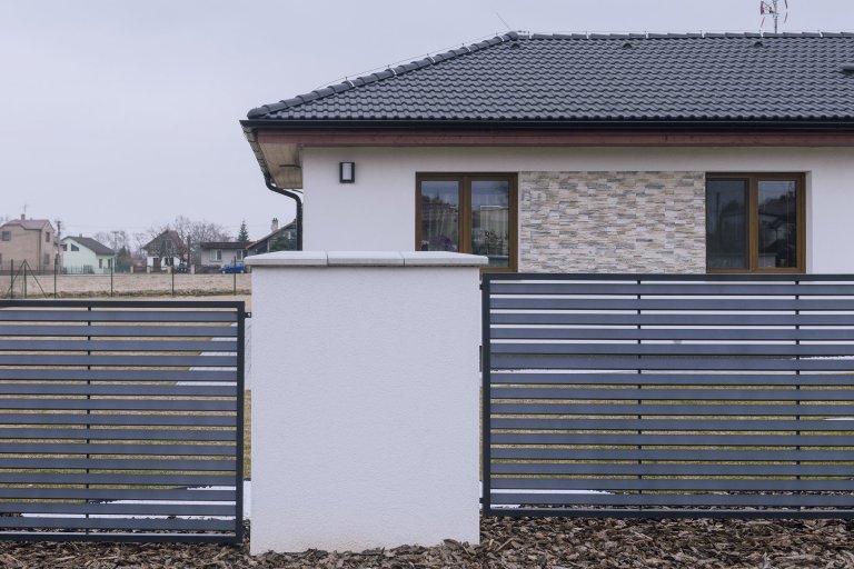 Plot v mírně svažitém terénu

Klasický rodinný bungalov postavený v mírně svažitém terénu, Tam je potřeba jednotlivé plotové dílce usadit ve vodorovné pozici…