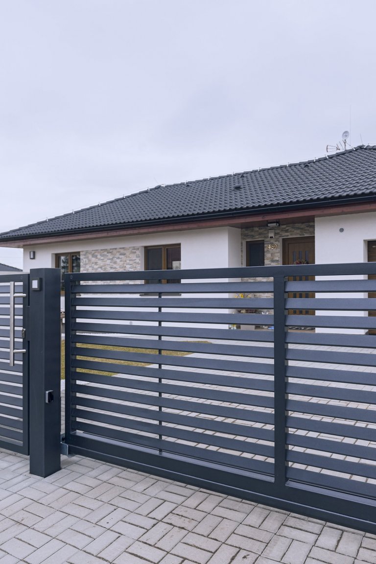 Plot v mírně svažitém terénu

Klasický rodinný bungalov postavený v mírně svažitém terénu, Tam je potřeba jednotlivé plotové dílce usadit ve vodorovné pozici…