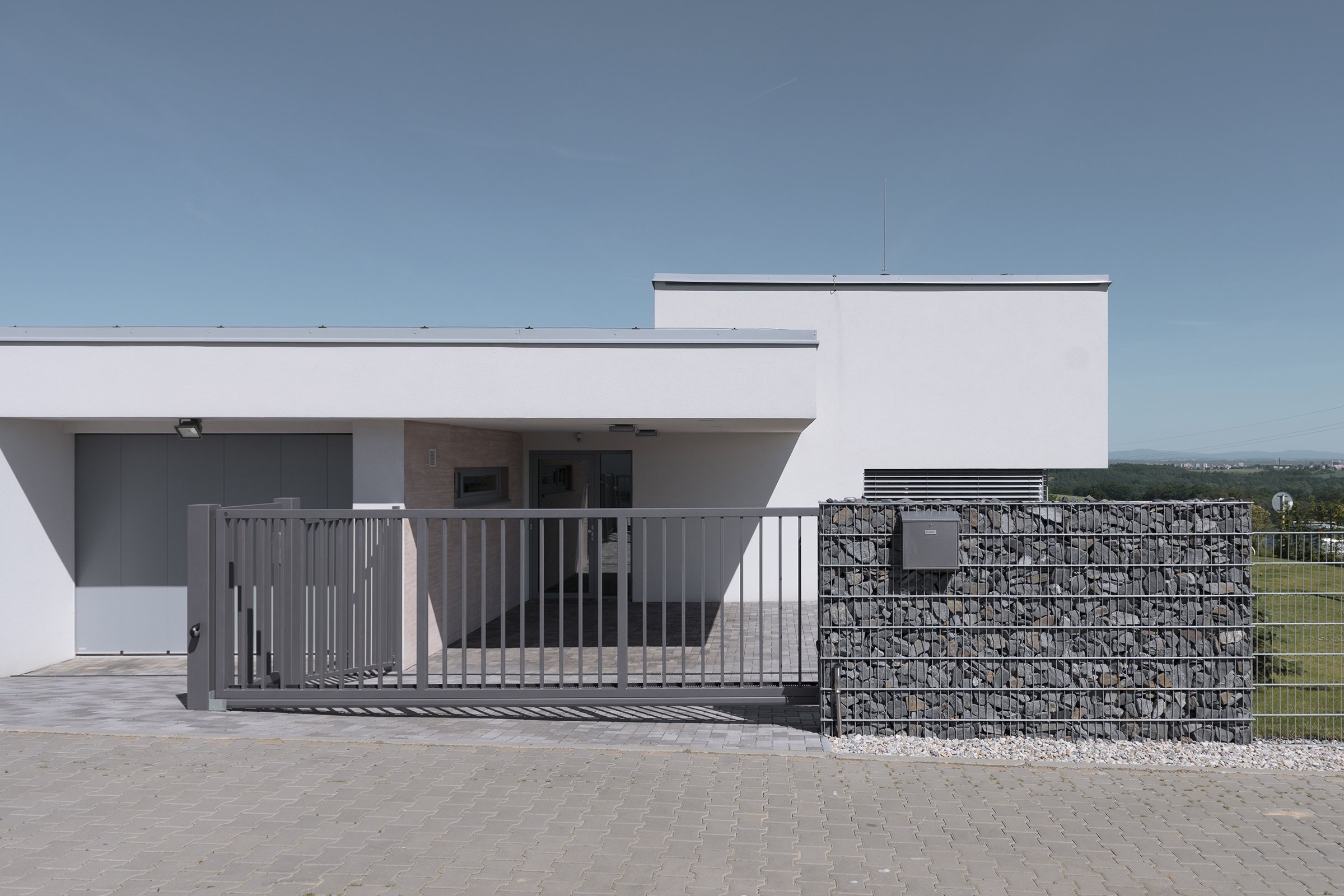 Netradiční dům - netradiční plot
Když zadáte dům architektům v Master Design, můžete čekat, že to bude pecka. Žádná tuctovka. A když…
