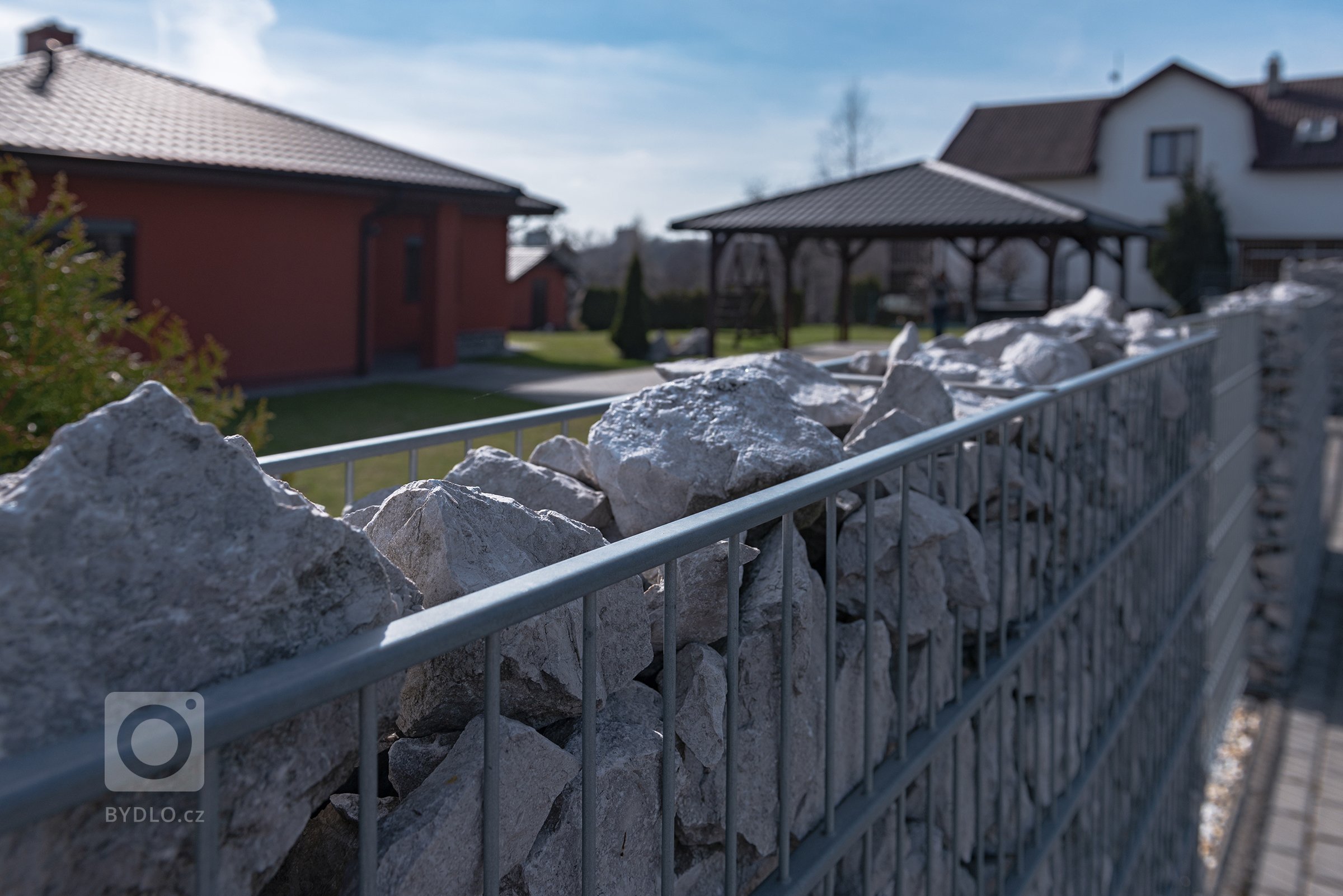 Kovový plot v kombinaci gabiony nezklame (rodinný dům, Orlová)

Současná podoba&nbsp;moderního bungalovu pro mladou rodinu. Takový trend dnešní doby. Majitel…