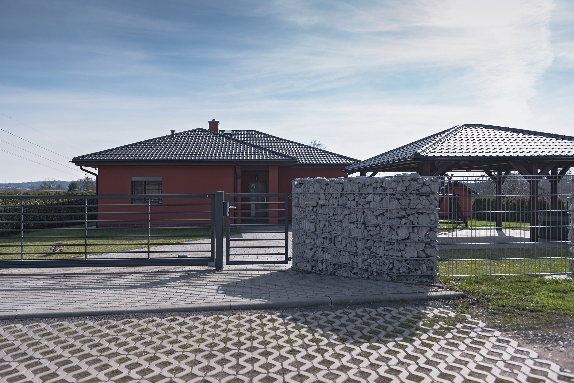 Kovový plot v kombinaci gabiony nezklame (rodinný dům, Orlová)
Současná podoba moderního bungalovu pro mladou rodinu. Takový trend dnešní doby. Majitel…