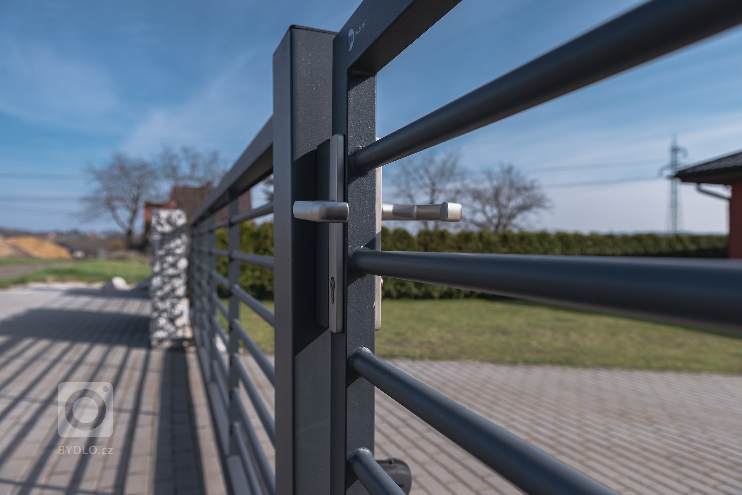 Kovový plot v kombinaci gabiony nezklame (rodinný dům, Orlová)

Současná podoba&nbsp;moderního bungalovu pro mladou rodinu. Takový trend dnešní doby. Majitel…