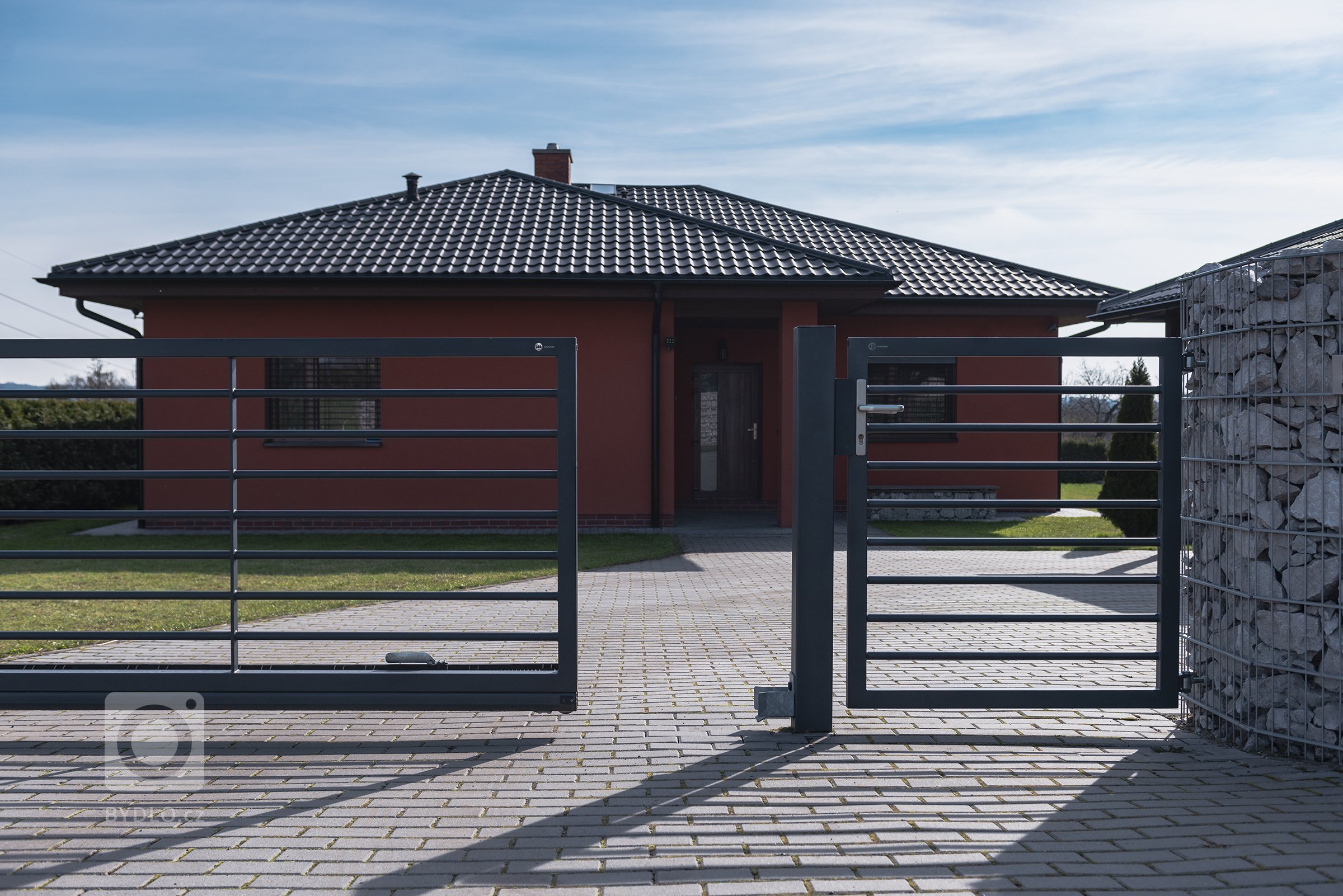 Kovový plot v kombinaci gabiony nezklame (rodinný dům, Orlová)

Současná podoba&nbsp;moderního bungalovu pro mladou rodinu. Takový trend dnešní doby. Majitel…