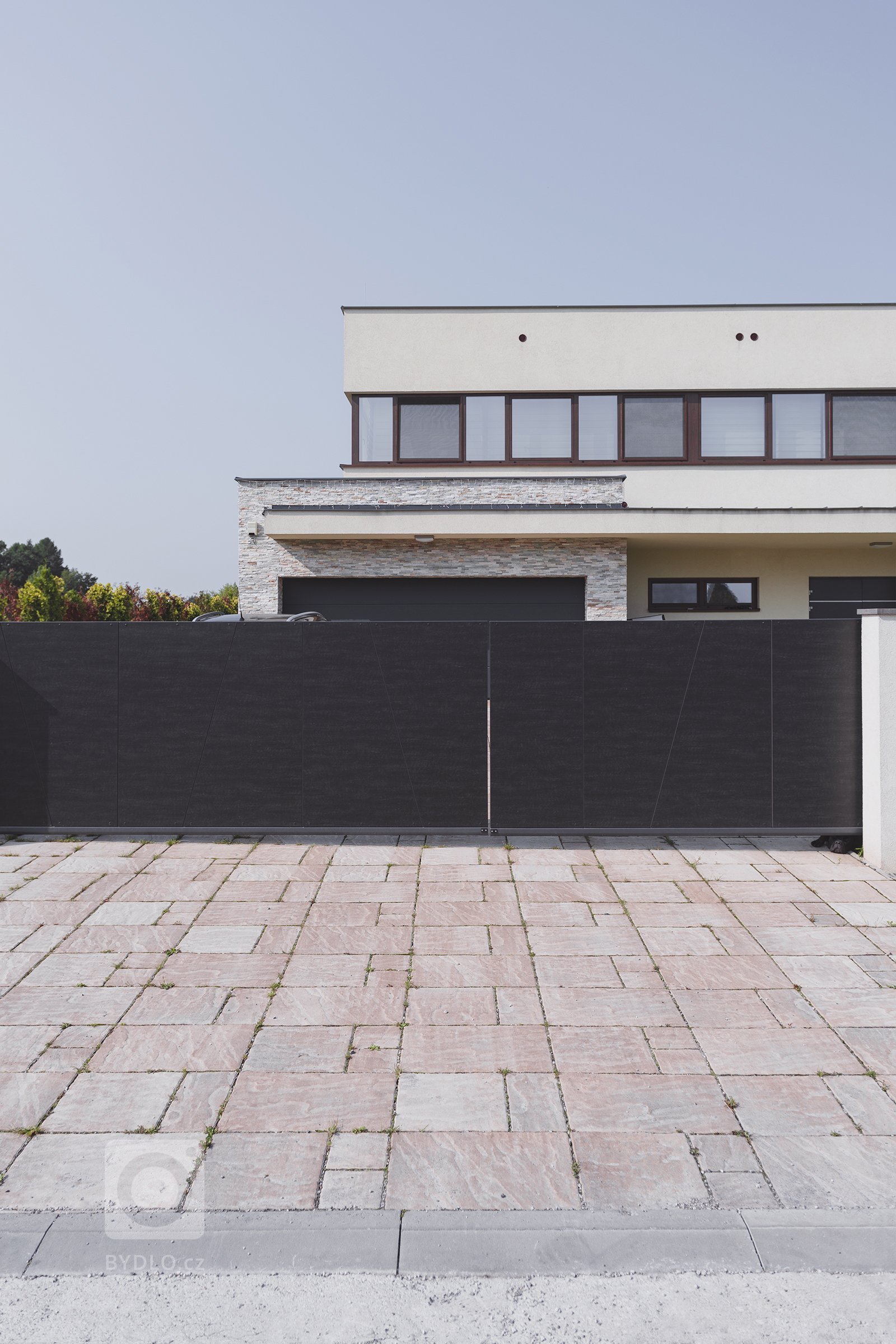 Plný plot a&nbsp;veliká brána

Součástí rekonstrukce vily bylo také oplocení, které mělo zajišťovat dostatek soukromí a současně umožnit prostorný vjezd ke…