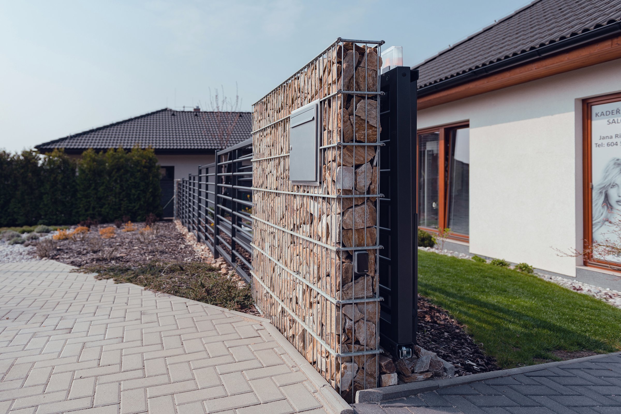 Jednoduše elegantní plot (rodinný dům, Mladá Boleslav)
Plot by neměl zastínit dům, ale měl by jej vhodně doplnit. Tak zněl požadavek zákazníka. A protože…