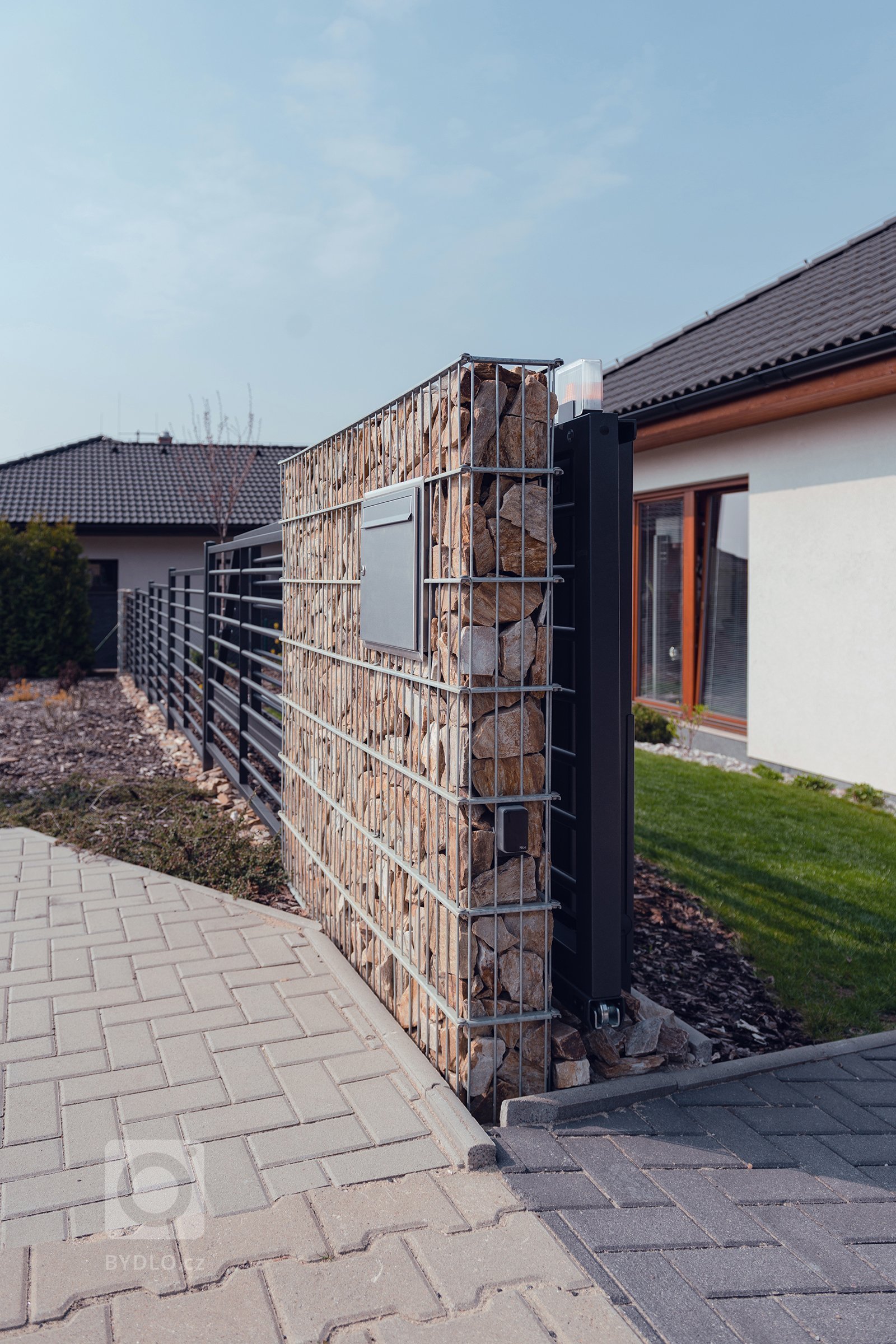 Jednoduše elegantní plot (rodinný dům, Mladá Boleslav)

Plot by neměl zastínit dům, ale měl by jej vhodně doplnit. Tak zněl požadavek zákazníka. A protože…