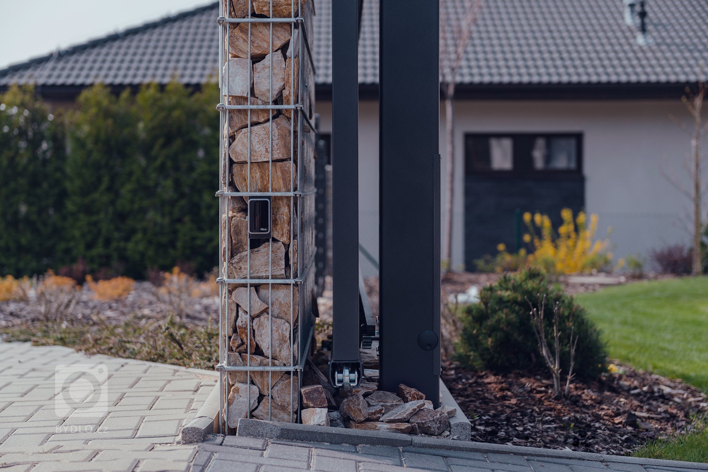 Jednoduše elegantní plot (rodinný dům, Mladá Boleslav)

Plot by neměl zastínit dům, ale měl by jej vhodně doplnit. Tak zněl požadavek zákazníka. A protože…