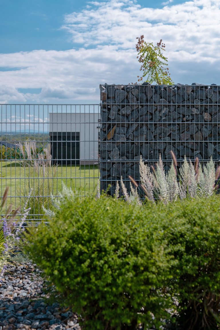 K modernímu domu, moderní plot (rodinný dům, Ostrava)

Klient si přál, aby plot zajišťoval soukromí a zaclonil hlavně příjezdovou část, poněvadž dům je pod…