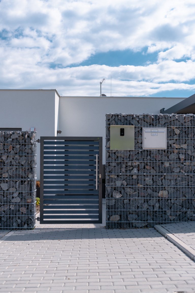 K modernímu domu, moderní plot (rodinný dům, Ostrava)

Klient si přál, aby plot zajišťoval soukromí a zaclonil hlavně příjezdovou část, poněvadž dům je pod…