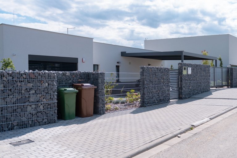 K modernímu domu, moderní plot (rodinný dům, Ostrava)

Klient si přál, aby plot zajišťoval soukromí a zaclonil hlavně příjezdovou část, poněvadž dům je pod…