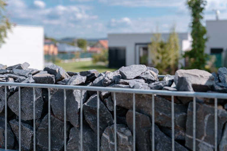 K modernímu domu, moderní plot (rodinný dům, Ostrava)

Klient si přál, aby plot zajišťoval soukromí a zaclonil hlavně příjezdovou část, poněvadž dům je pod…