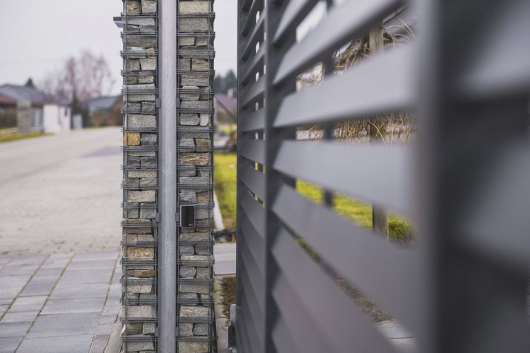 Brána s brankou Half (rodinný dům, Havířov).

Když dodáváte&nbsp;klientovi na míru, musí vše sedět jako ulité. Funkčně, esteticky a v celé řadě dalších rovin…
