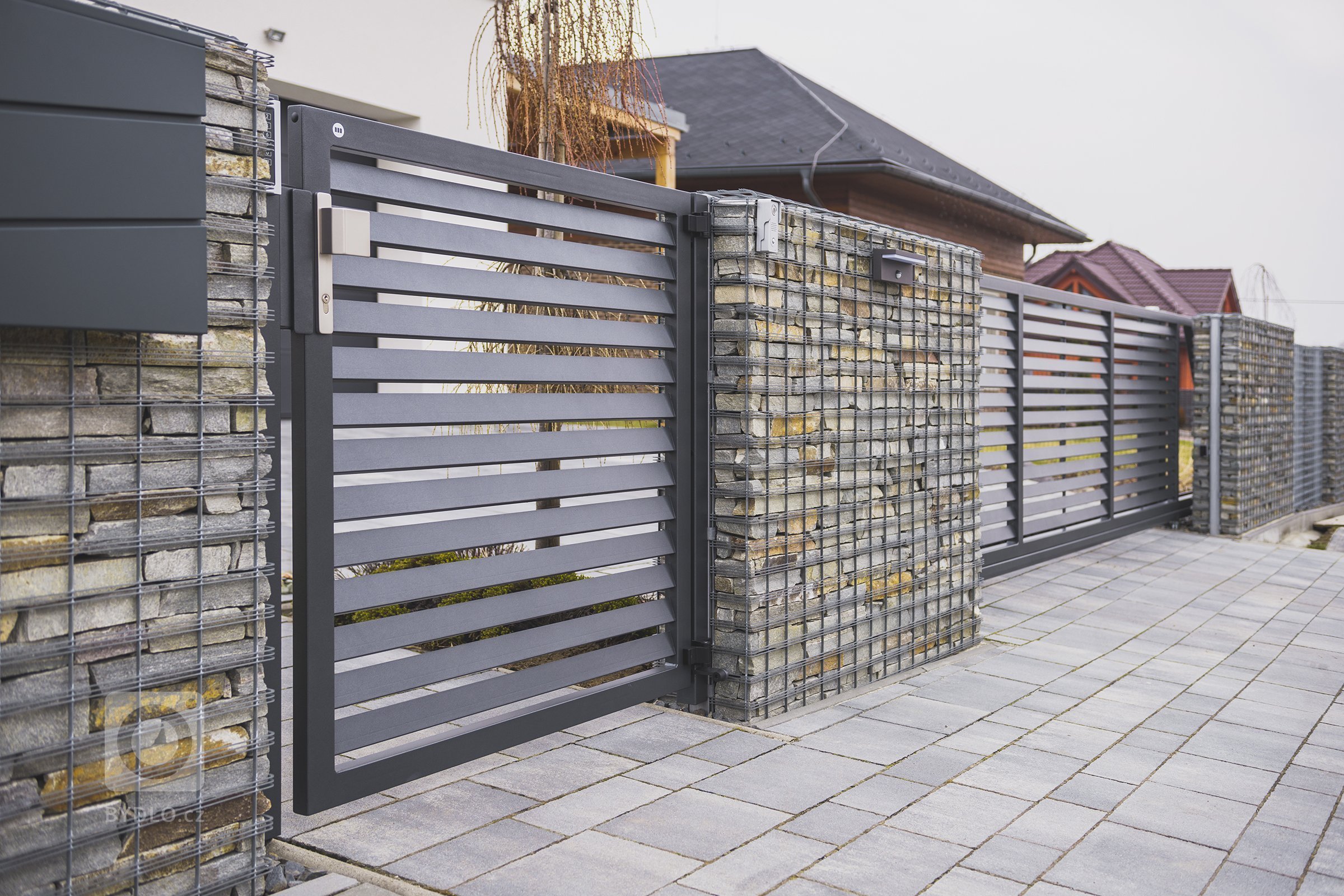 Brána s brankou Half (rodinný dům, Havířov).

Když dodáváte&nbsp;klientovi na míru, musí vše sedět jako ulité. Funkčně, esteticky a v celé řadě dalších rovin…