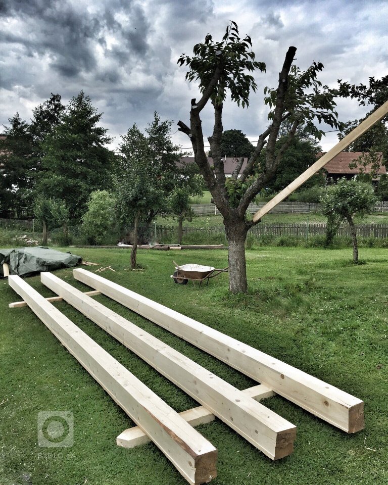 8 metrove, rucne hoblovane tramy na galerii