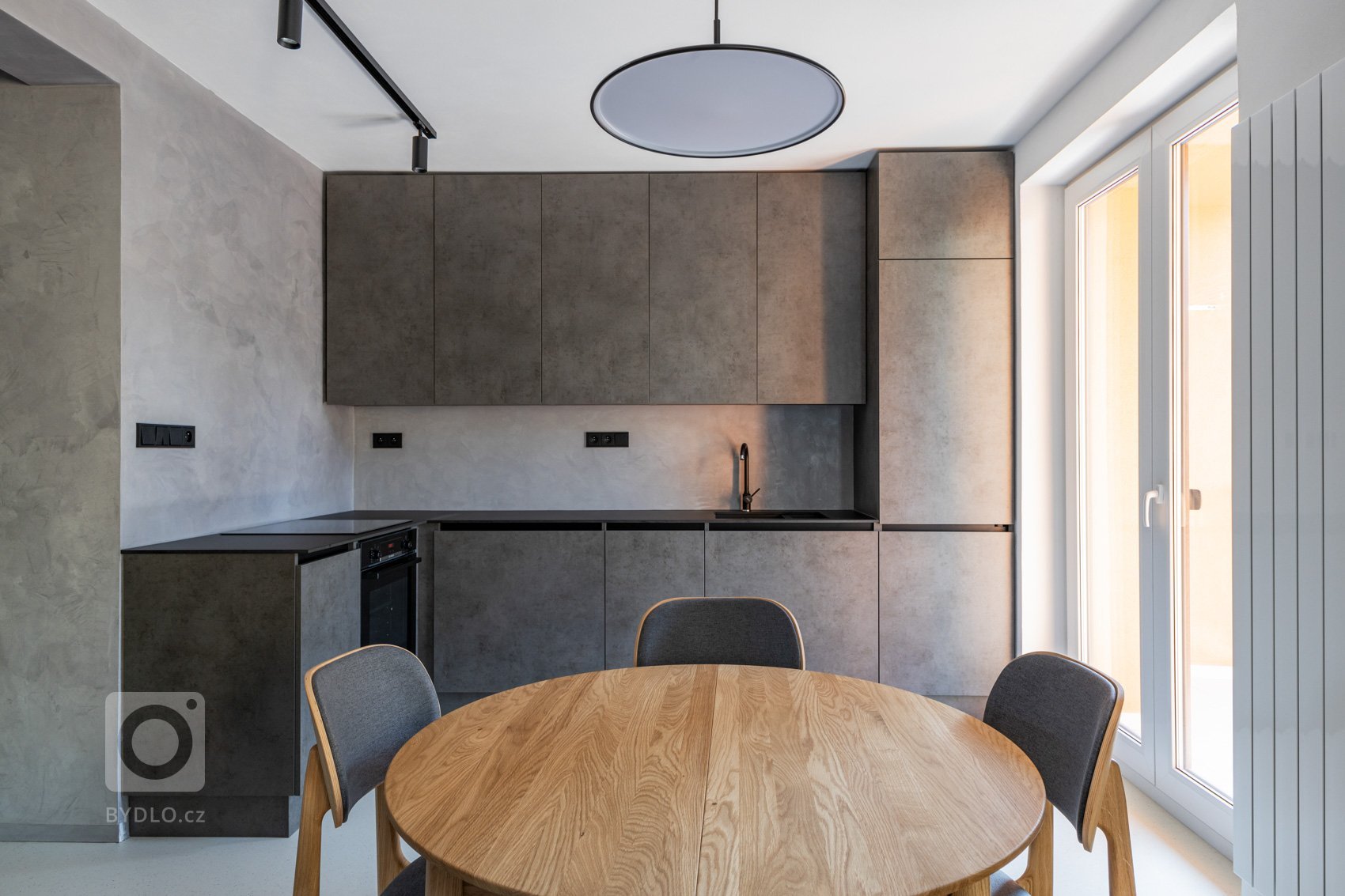 Architektka: Jitka Macáková
Rekonstrukce původně 5-ti pokojového bytu z 80. let.&nbsp;ákladem návrhu rekonstrukce je výrazná úprava nevyhovující dispozice,…