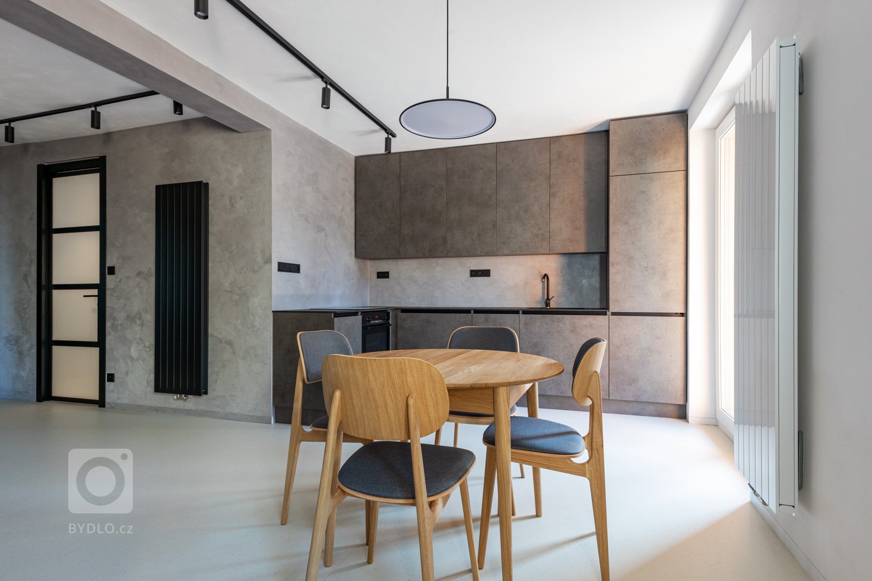 Architektka: Jitka Macáková
Rekonstrukce původně 5-ti pokojového bytu z 80. let.&nbsp;ákladem návrhu rekonstrukce je výrazná úprava nevyhovující dispozice,…