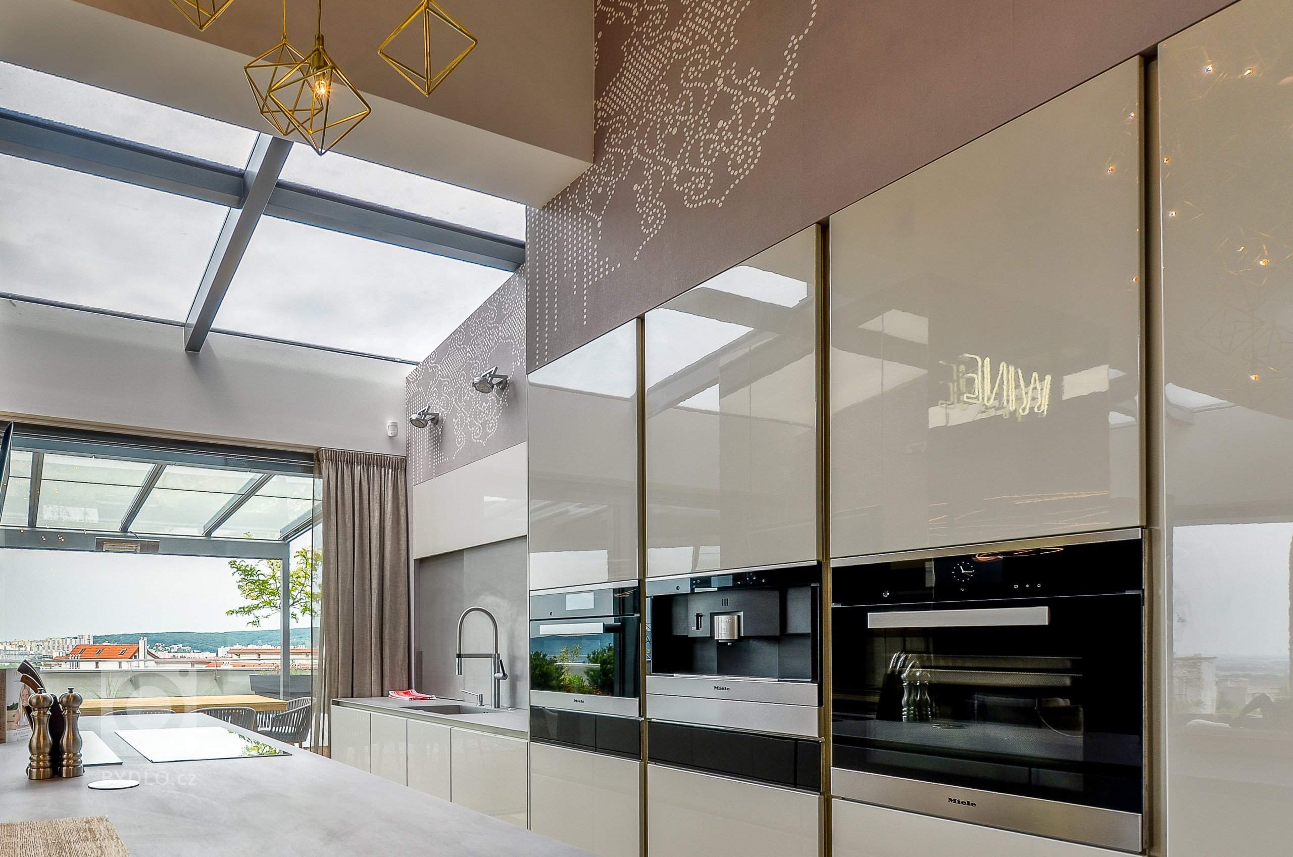 I na Slovensku se již začal výrazněji prosazovat fenomén budování luxusních penthousů. Do jednoho z nich vás nyní zveme. Jeho majitel si své nadstandardní…