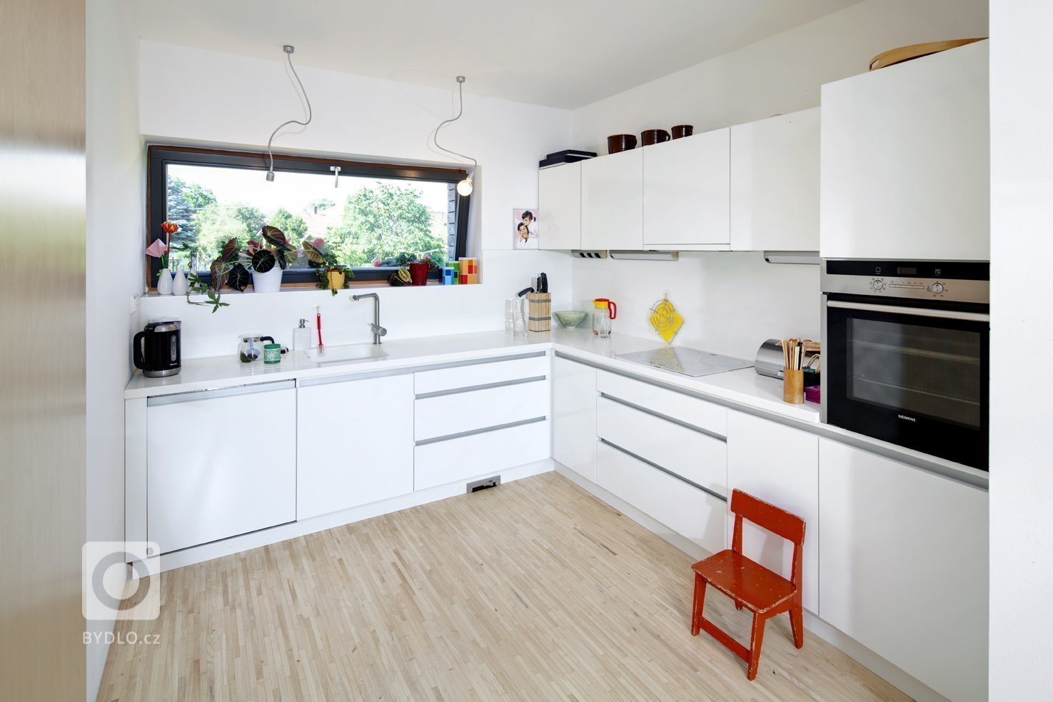 Dům na okraji malé vesnice.&nbsp;Schovaný za hradbou stromů, úzce spjatý s&nbsp;vodní plochou, ke které se sklánějí letité vrby. Postavený v roce 2010, přesto…