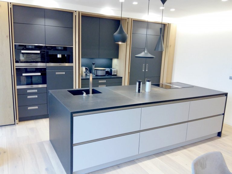 Byli jsme osloveni k návrhu a kompletní realizaci interiéru rodinného domu ve Špindlerově Mlýně. Přáním investora bylo vytvořit jednoduchý a otevřený prostor.…