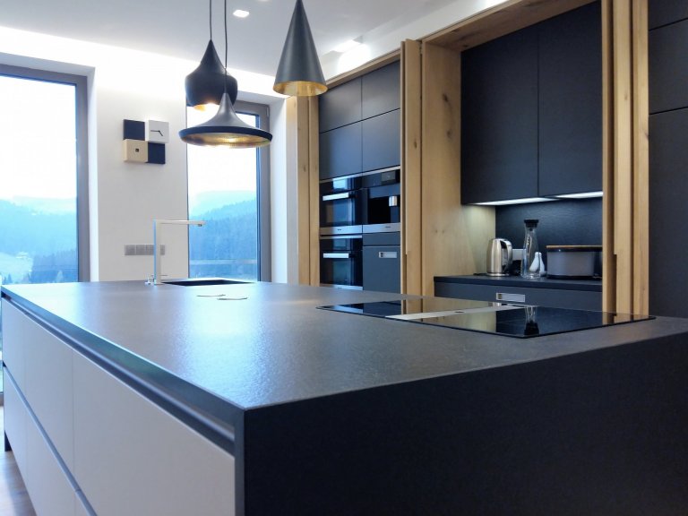 Byli jsme osloveni k návrhu a kompletní realizaci interiéru rodinného domu ve Špindlerově Mlýně. Přáním investora bylo vytvořit jednoduchý a otevřený prostor.…