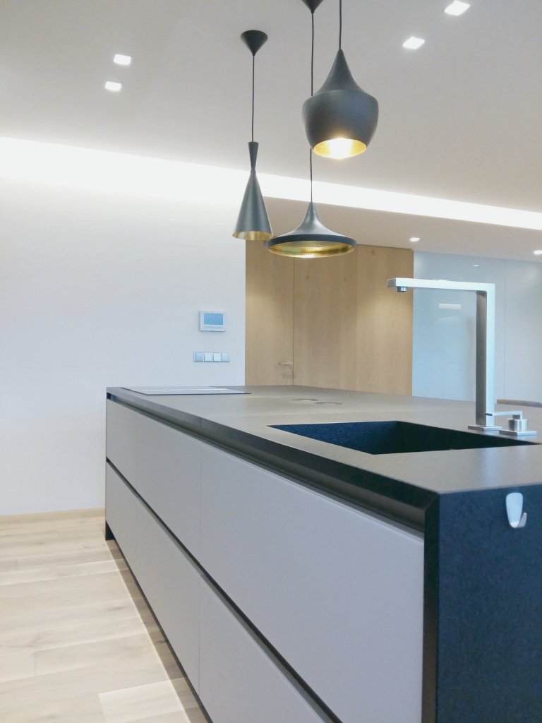 Byli jsme osloveni k návrhu a kompletní realizaci interiéru rodinného domu ve Špindlerově Mlýně. Přáním investora bylo vytvořit jednoduchý a otevřený prostor.…