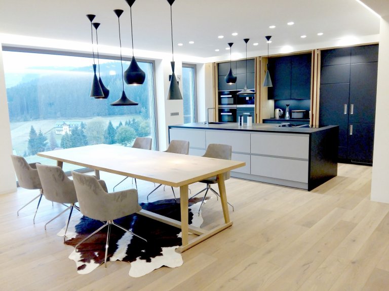 Byli jsme osloveni k návrhu a kompletní realizaci interiéru rodinného domu ve Špindlerově Mlýně. Přáním investora bylo vytvořit jednoduchý a otevřený prostor.…