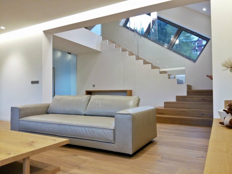 Byli jsme osloveni k návrhu a kompletní realizaci interiéru rodinného domu ve Špindlerově Mlýně. Přáním investora bylo vytvořit jednoduchý a otevřený prostor.…