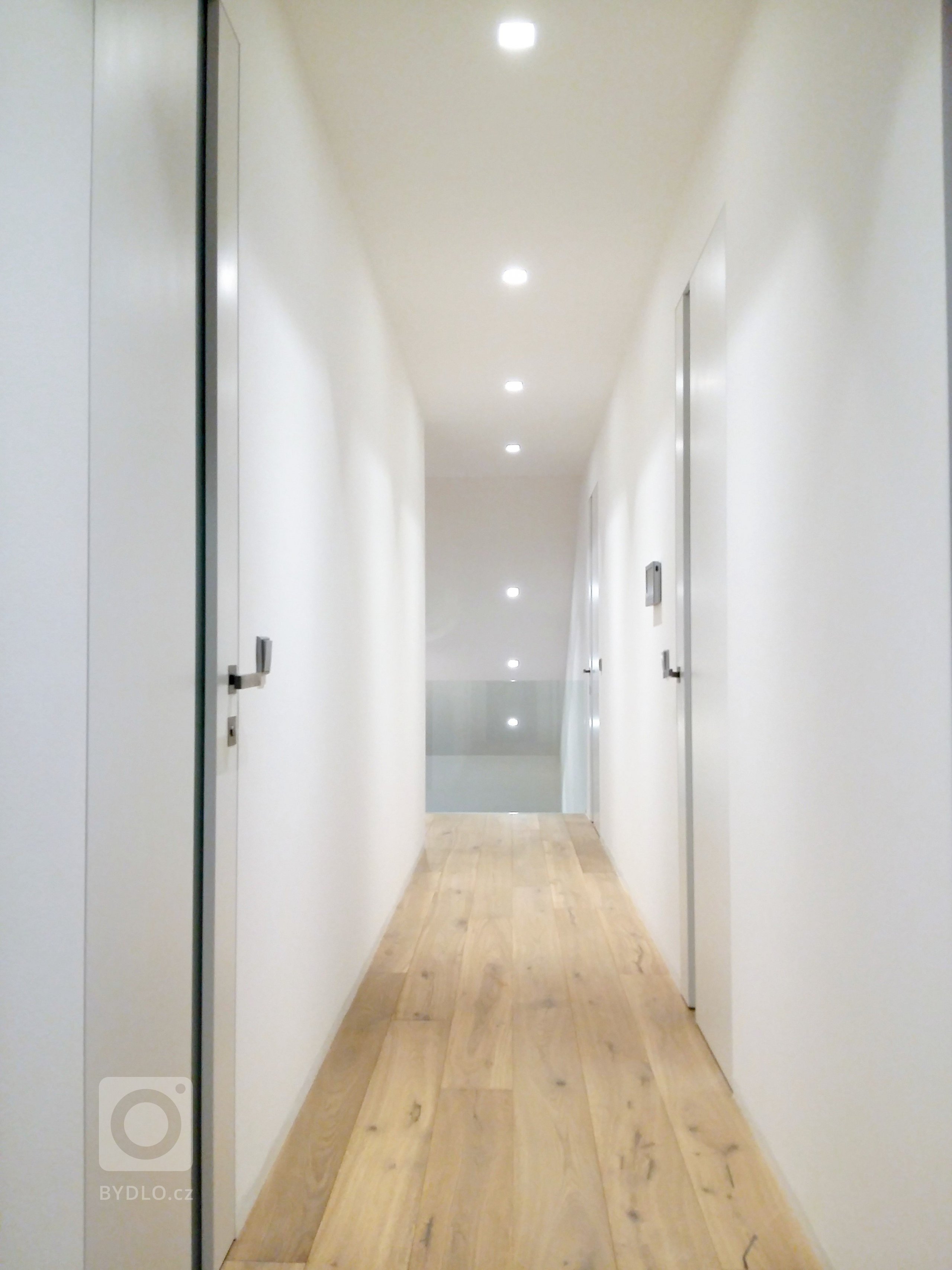 Byli jsme osloveni k návrhu a kompletní realizaci interiéru rodinného domu ve Špindlerově Mlýně. Přáním investora bylo vytvořit jednoduchý a otevřený prostor.…