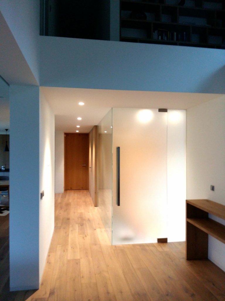 Byli jsme osloveni k návrhu a kompletní realizaci interiéru rodinného domu ve Špindlerově Mlýně. Přáním investora bylo vytvořit jednoduchý a otevřený prostor.…