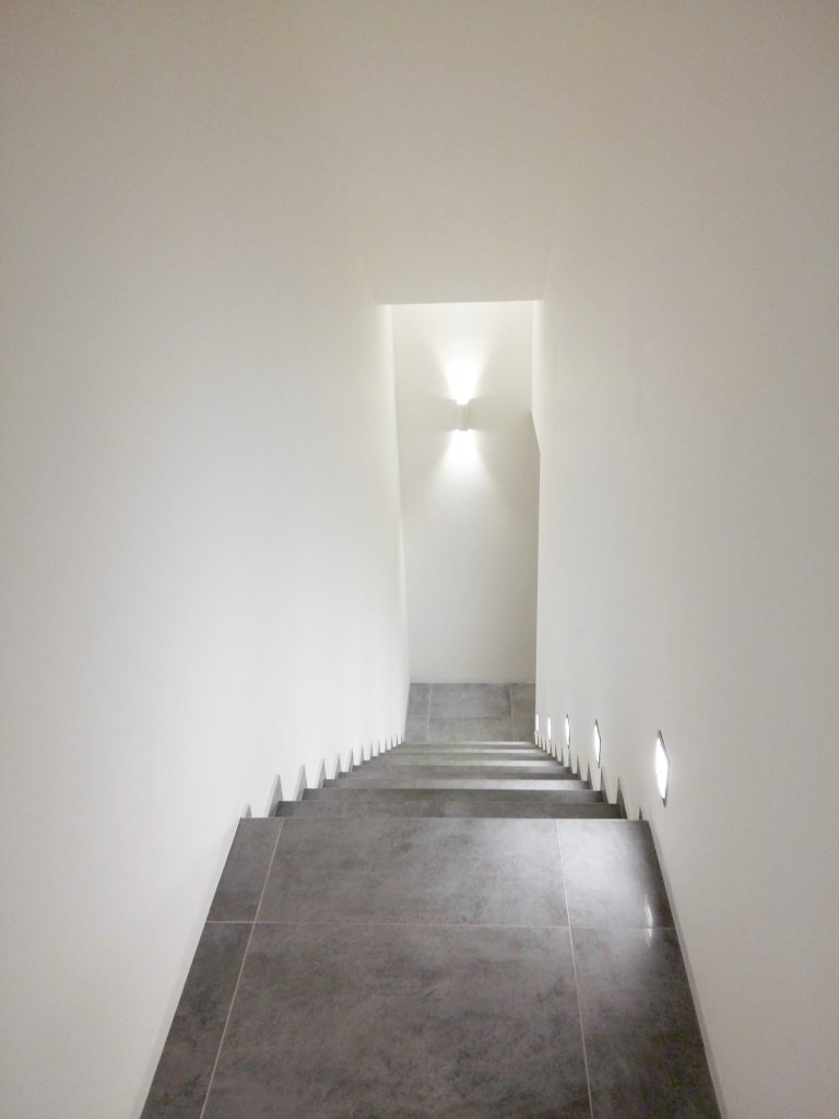 Byli jsme osloveni k návrhu a kompletní realizaci interiéru rodinného domu ve Špindlerově Mlýně. Přáním investora bylo vytvořit jednoduchý a otevřený prostor.…